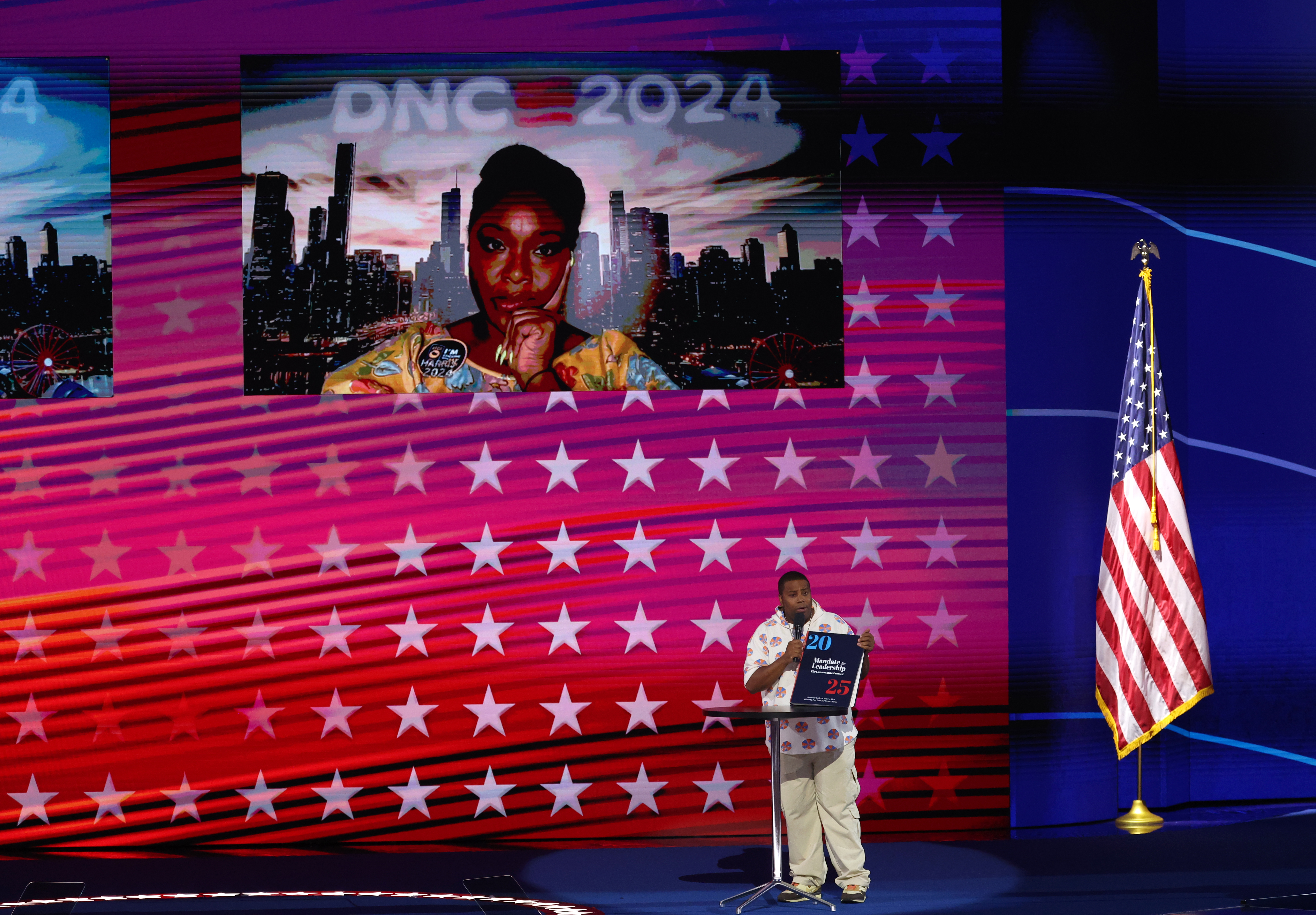 Comedian and actor Kenan Thompson speaks at the Democratic National Convention at the United Center in Chicago on Aug. 21, 2024. (Chris Sweda/Chicago Tribune)