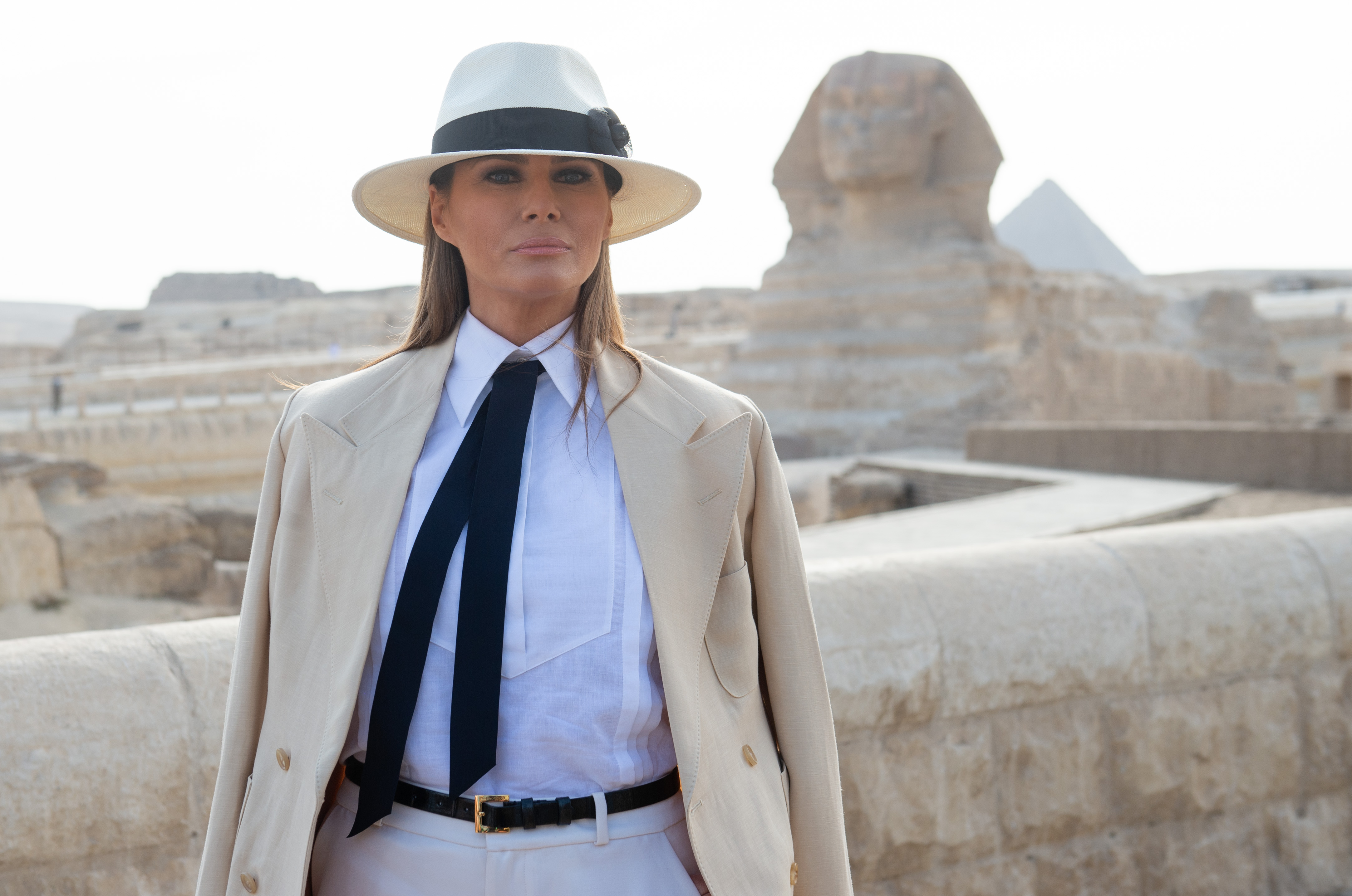 US First Lady Melania Trump tours the Egyptian pyramids and Sphinx in Giza, Egypt, October 6, 2018, the final stop on her 4-country tour through Africa. (Photo by SAUL LOEB / AFP) (Photo credit should read SAUL LOEB/AFP/Getty Images)