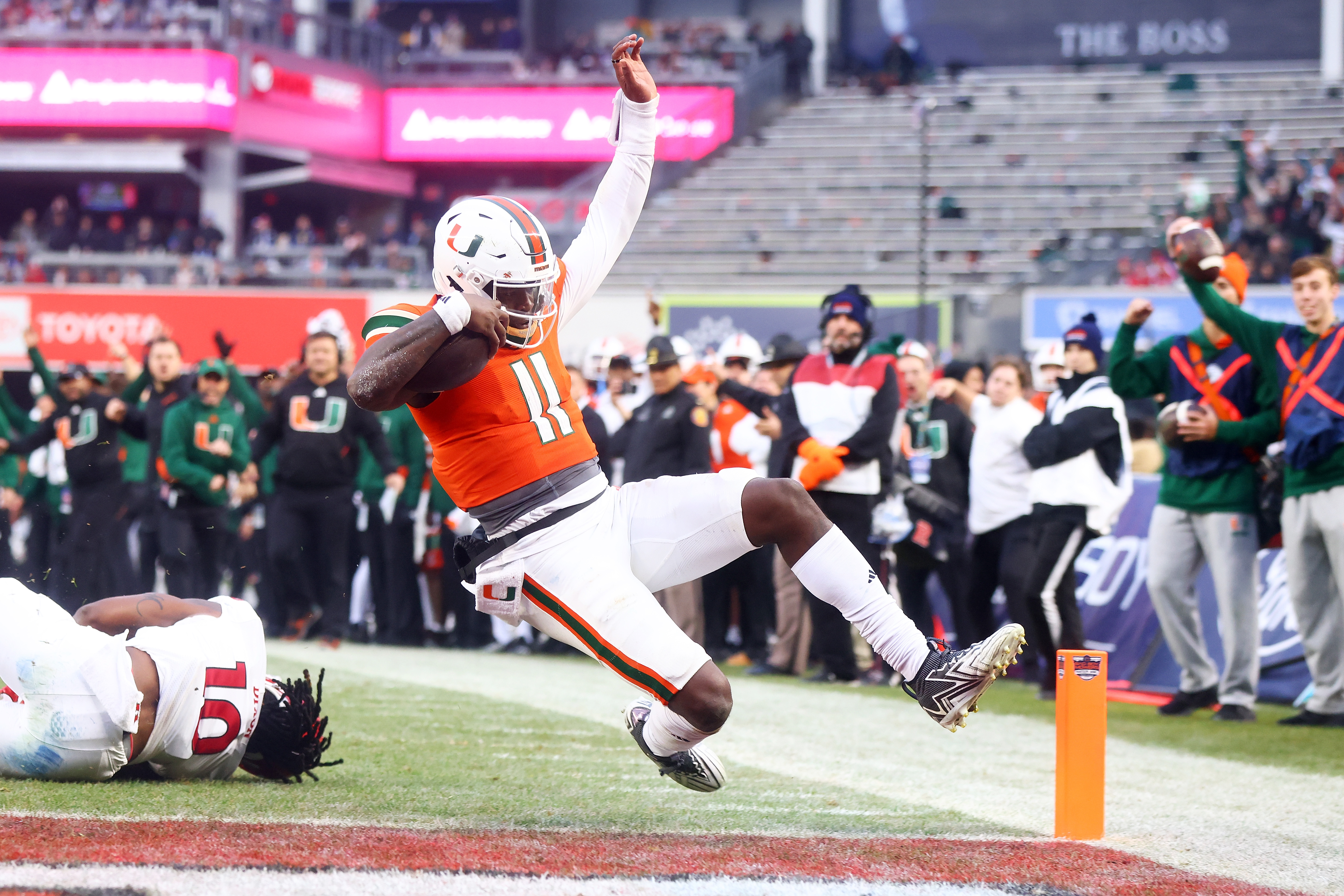Jacurri Brown, a redshirt sophomore at UCF this season, runs for a second-quarter TD for Miami against Rutgers in the Pinstripe Bowl last season. (Mike Stobe/Getty)
