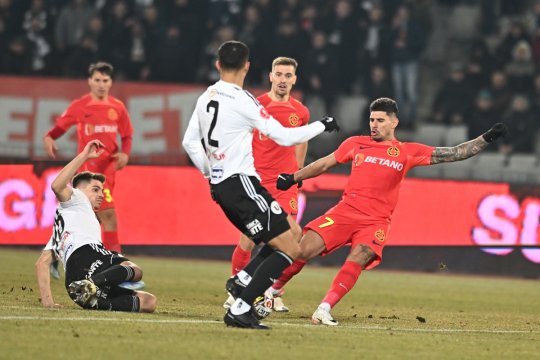 Ce nu s-a văzut la TV la U Cluj - FCSB: control ca la aeroport, atmosferă de 5 stele și ce a făcut Nana Antwi înainte de debut