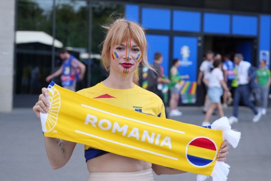 Egal pe teren, avantaj în tribune! Fanele României au încins atmosfera la Frankfurt. Slovacii au replicat cu o fostă Miss. Imagini spectaculoase