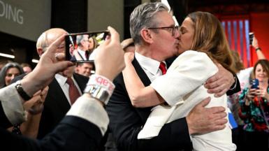 Britain's Labour Party leader Keir Starmer kisses his wife Victoria during a victory rally at the Tate Modern in London early on 5 July 2024