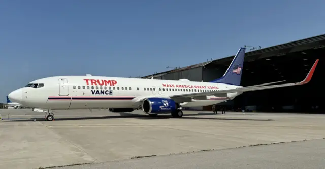 Trump Vance plane