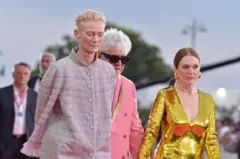 As atrizes Tilda Swinton e Juliane Moore caminham com o diretor de cinema Pedro Almodóvar no Festival Internacional de Cinema de Veneza em 2 de setembro de 2024, em Veneza, Itália