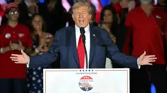 O ex-presidente dos EUA, Donald Trump, de braços abertos durante um discurso em evento de campanha na Flórida, em junho de 2024