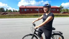 Matilda Welin montada na bicicleta.