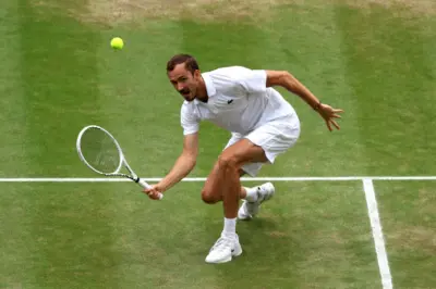 Daniil Medvedev jogando tênis