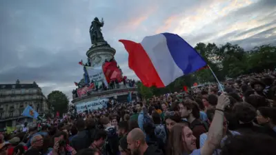 Multidão comemora resultado na Place de la Republique, em Paris