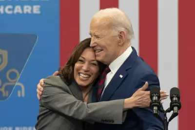 Joe Biden e Kamala Harris se abraçam