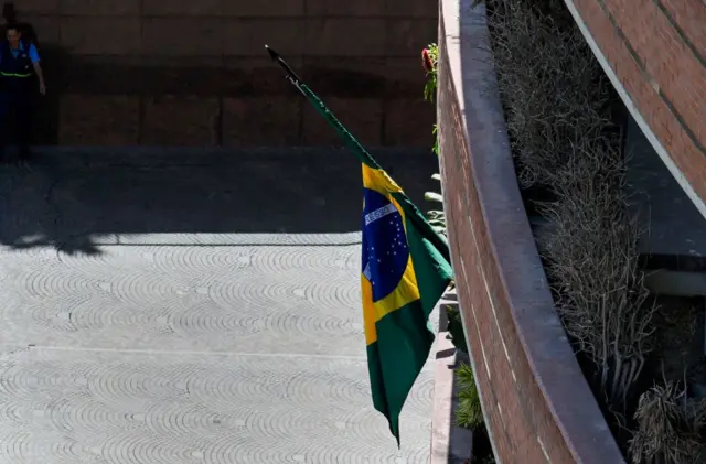 Bandeira do Brasil na Embaixada da Argentina em Caracas