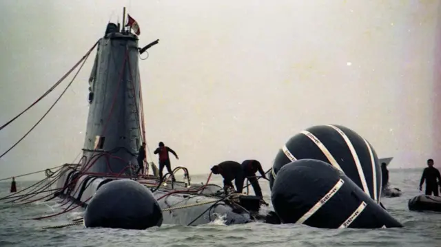 Operadores trabalham no casco do submarino Pacocha