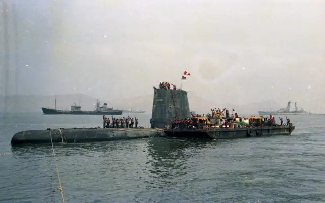 Navios auxiliares atendem ao Pacocha após ser reflutuado