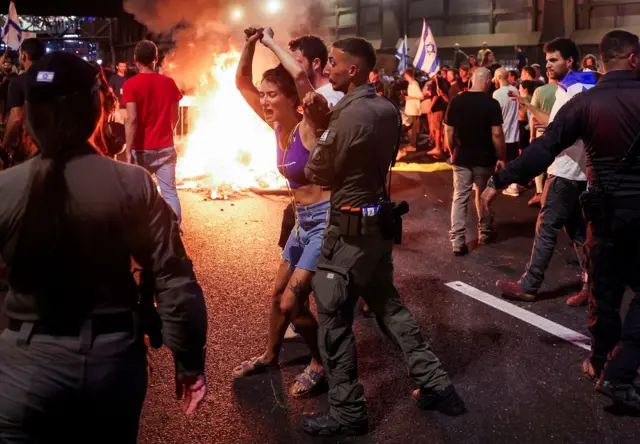 Protestos com barricada incendiada em Tel Aviv