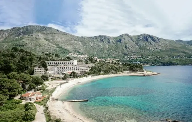 Vista aérea de los hoteles abandonados de Croacia