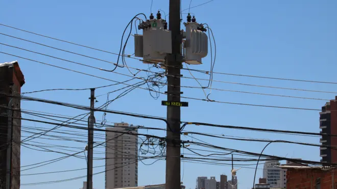  Poste de energia elétrica com cabos desconectados durante blecaute de ebergia da Enel da Via da Saúde