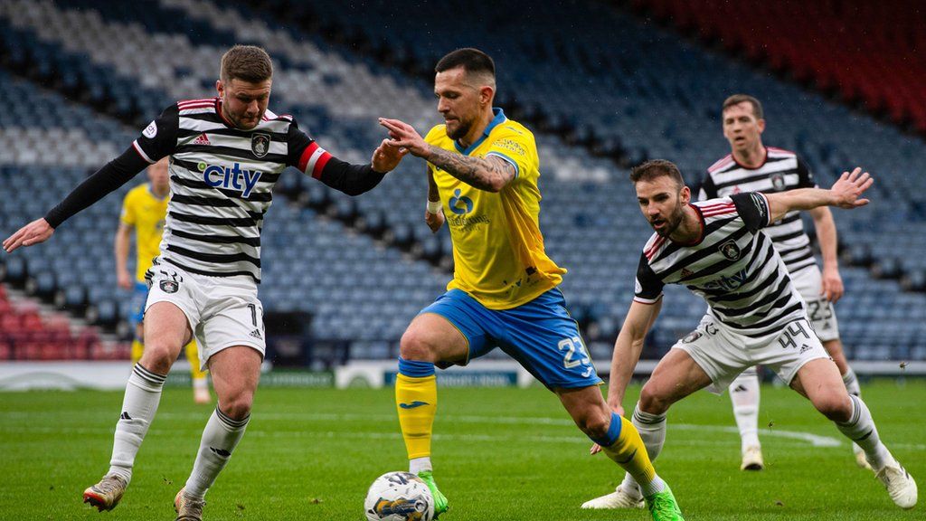 Dom Thomas (left) and Dylan Easton (centre) at Hampden