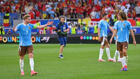 Kevin de Bruyne instructs Belgium players to walk away from fans