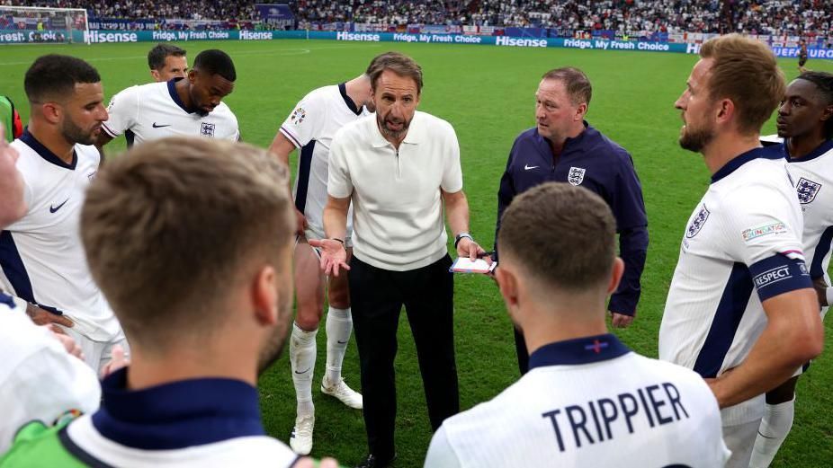 Gareth Southgate talks to his England players during extra time against Slovakia