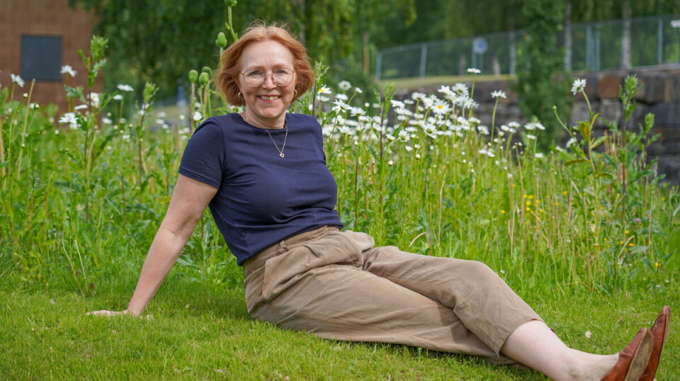 Ingeborg Flagstad i en blomstereng