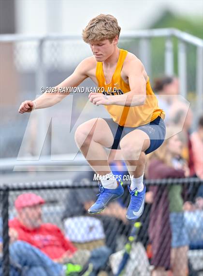 Thumbnail 1 in IHSAA Delta Sectionals (400 Meter)  photogallery.