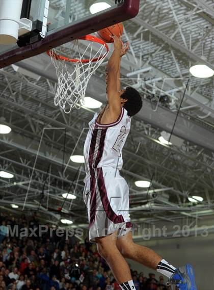 Thumbnail 1 in 2013 MaxPreps Holiday Classic Slam Dunk Contest photogallery.