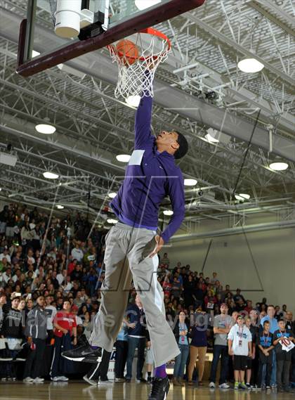 Thumbnail 2 in 2013 MaxPreps Holiday Classic Slam Dunk Contest photogallery.