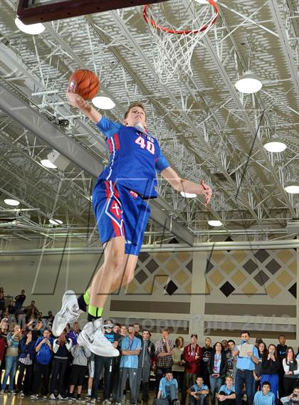 Thumbnail 2 in 2013 MaxPreps Holiday Classic Slam Dunk Contest photogallery.