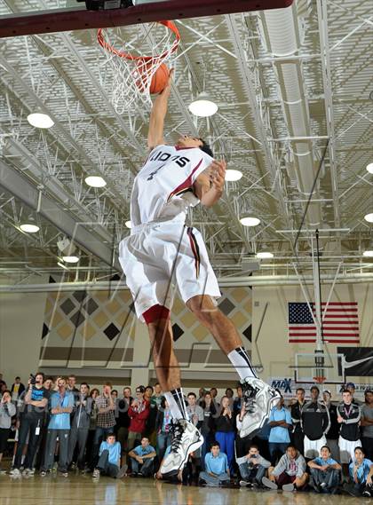 Thumbnail 2 in 2013 MaxPreps Holiday Classic Slam Dunk Contest photogallery.