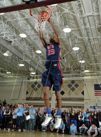 Thumbnail 1 in 2013 MaxPreps Holiday Classic Slam Dunk Contest photogallery.
