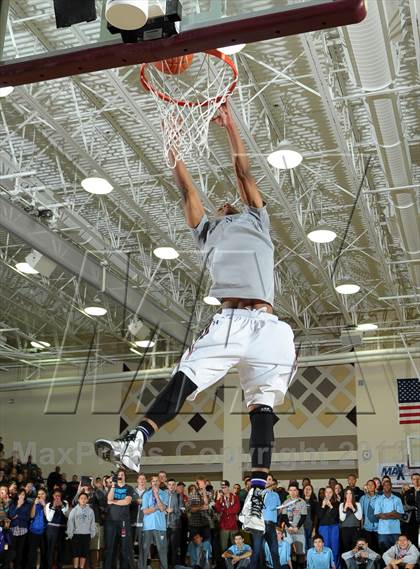 Thumbnail 2 in 2013 MaxPreps Holiday Classic Slam Dunk Contest photogallery.