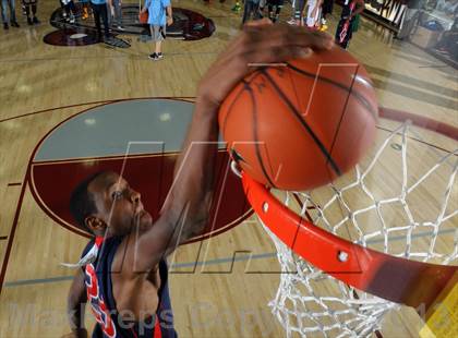 Thumbnail 1 in 2013 MaxPreps Holiday Classic Slam Dunk Contest photogallery.