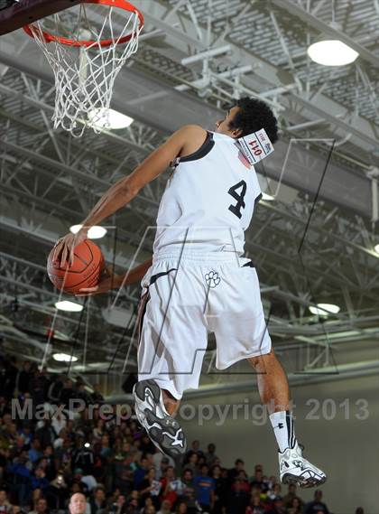 Thumbnail 1 in 2013 MaxPreps Holiday Classic Slam Dunk Contest photogallery.