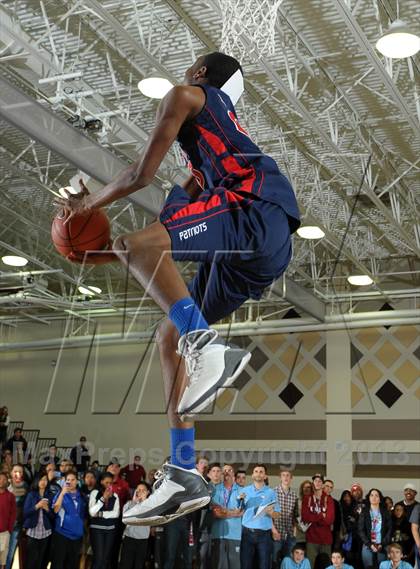 Thumbnail 3 in 2013 MaxPreps Holiday Classic Slam Dunk Contest photogallery.