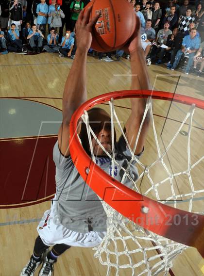 Thumbnail 1 in 2013 MaxPreps Holiday Classic Slam Dunk Contest photogallery.