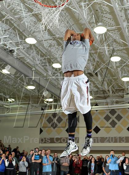 Thumbnail 3 in 2013 MaxPreps Holiday Classic Slam Dunk Contest photogallery.