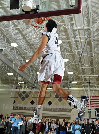 Thumbnail 3 in 2013 MaxPreps Holiday Classic Slam Dunk Contest photogallery.