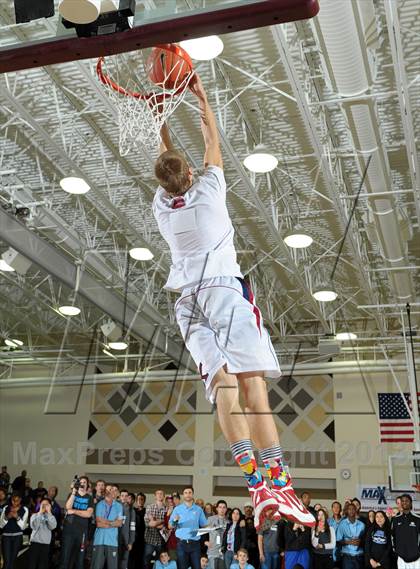 Thumbnail 2 in 2013 MaxPreps Holiday Classic Slam Dunk Contest photogallery.