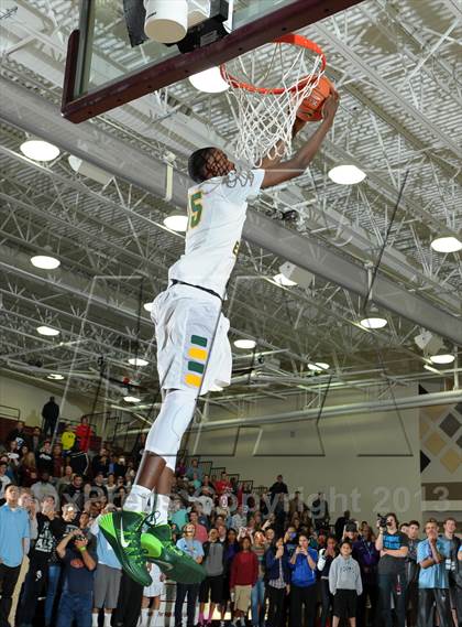 Thumbnail 3 in 2013 MaxPreps Holiday Classic Slam Dunk Contest photogallery.