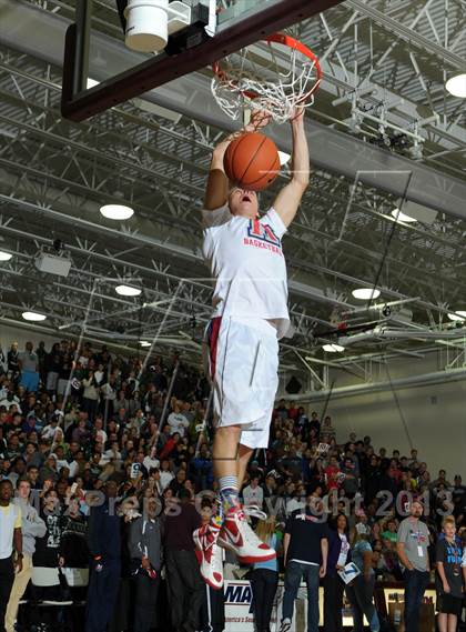 Thumbnail 3 in 2013 MaxPreps Holiday Classic Slam Dunk Contest photogallery.