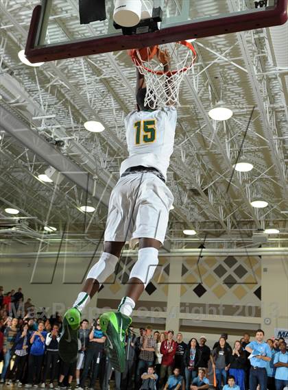 Thumbnail 1 in 2013 MaxPreps Holiday Classic Slam Dunk Contest photogallery.