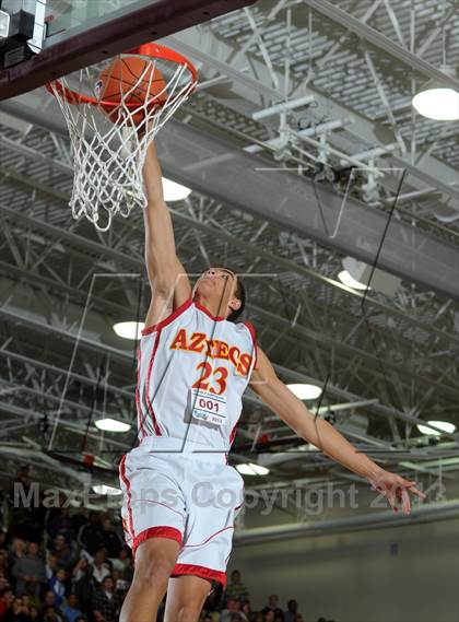 Thumbnail 3 in 2013 MaxPreps Holiday Classic Slam Dunk Contest photogallery.