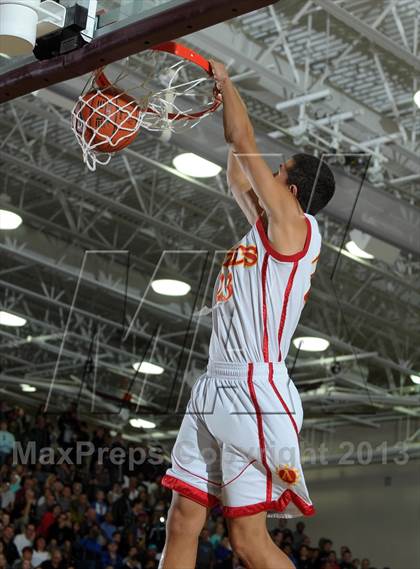 Thumbnail 2 in 2013 MaxPreps Holiday Classic Slam Dunk Contest photogallery.