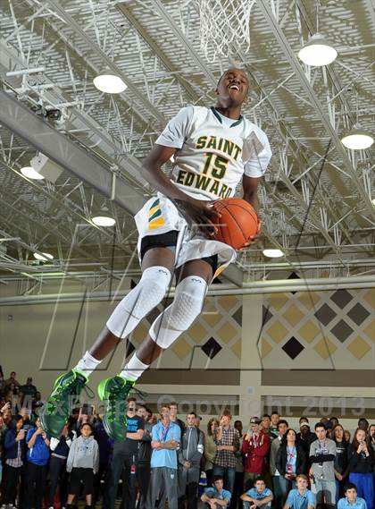 Thumbnail 2 in 2013 MaxPreps Holiday Classic Slam Dunk Contest photogallery.
