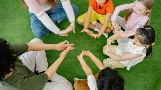 Niños jugando en grupo.