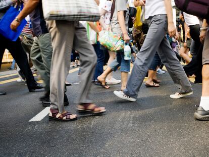 Los zapatos plásticos y muy ajustados, que no permitan una buena ventilación, pueden causar rozaduras y fomentar la proliferación de hongos.