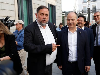 Oriol Junqueras (a la izquierda) y Jordi Turull se saludan este jueves en el patio del Congreso, tras la aprobación definitiva de la ley de amnistía.