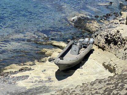 Narcolancha abandonada en la isla de Alborán (fotografía cedida).