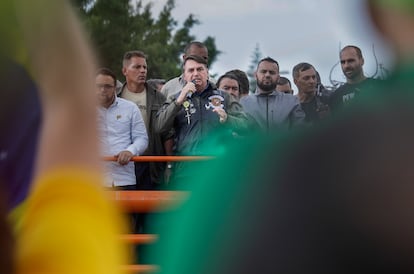 O presidente Jair Bolsonaro entre apoiadores e o filho Eduardo (à direita), em 12 de junho de 2021, durante um protesto bolsonarista em São Paulo.