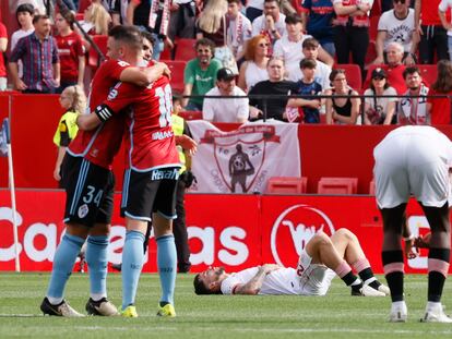 Los jugadores del Celta celebran el triunfo ante la desolación de los futbolistas del Sevilla.