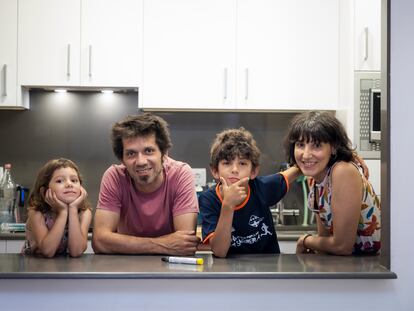 Dídac Blasco, su hermana Berta y sus padres (Albert y Eva), esta semana en el piso de la familia en Barcelona con una inyección de adrenalina encima la barra de la cocina.